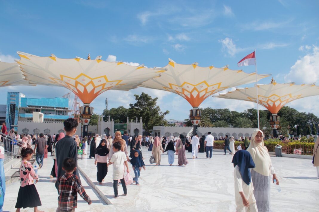 Ribuan warga Aceh melakukan doa bersama dan zikir pada peringatan 21 tahun tsunami di Masjid Raya Baiturrahman Banda Aceh, Aceh.