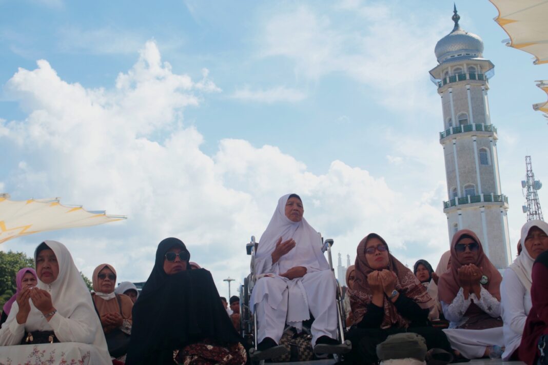 Ribuan warga Aceh melakukan doa bersama dan zikir pada peringatan 21 tahun tsunami di Masjid Raya Baiturrahman Banda Aceh, Aceh.