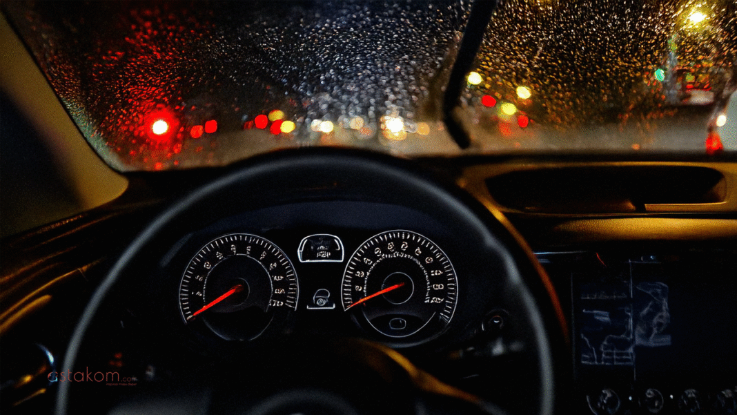 Ilustrasi berkendaraan saat hujan