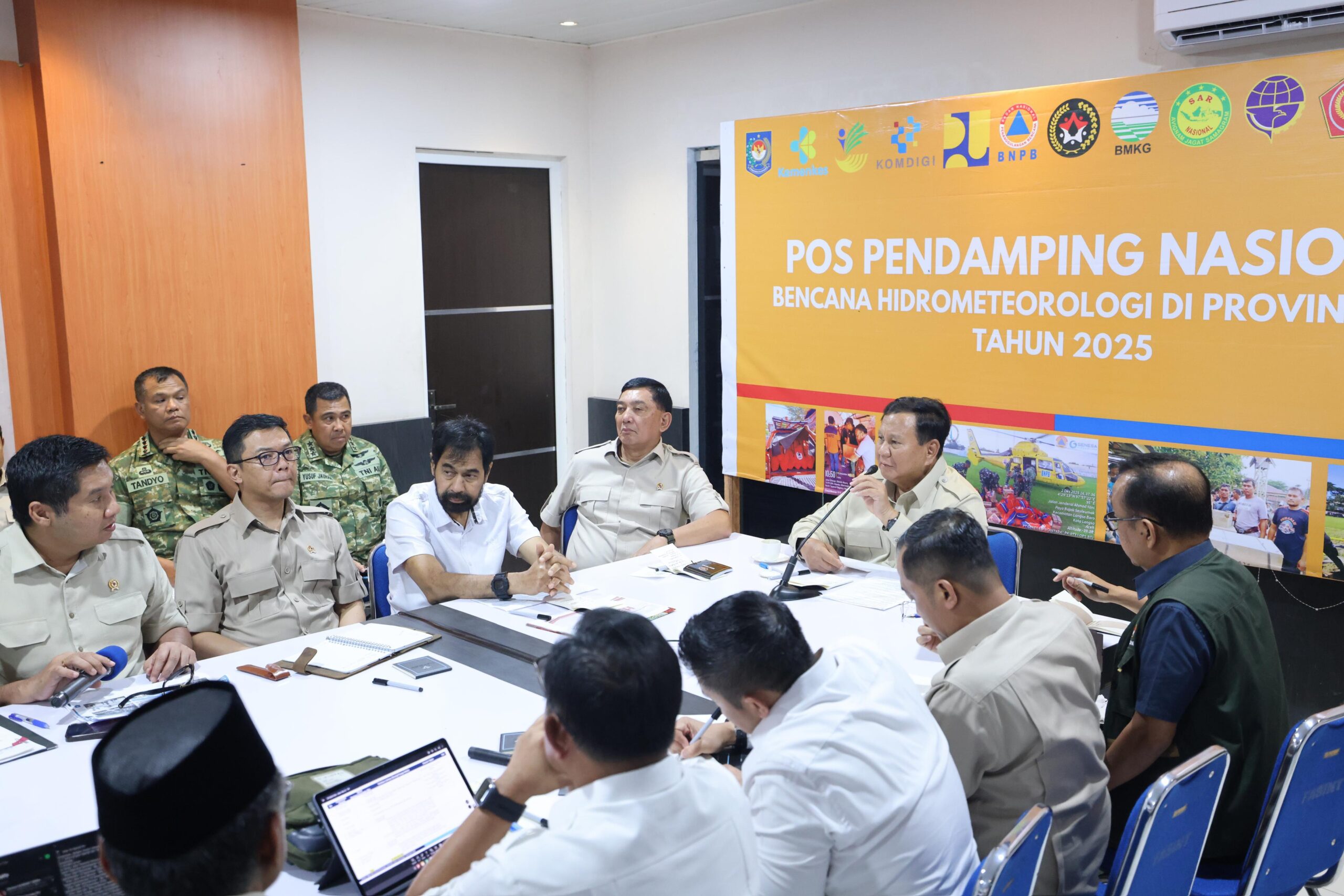 Presiden Prabowo Memimpin Rapat Terbatas di Aceh