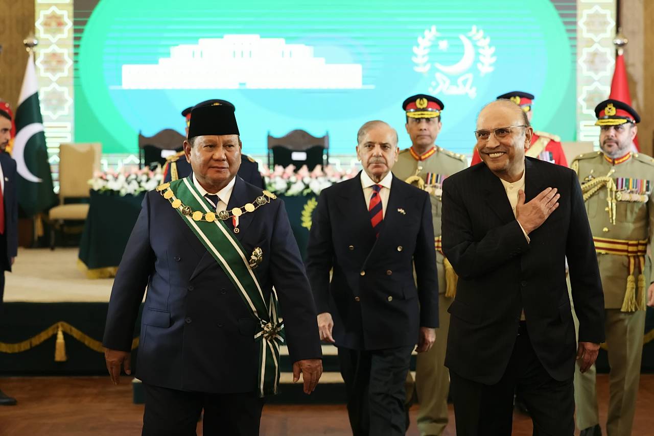 Presiden Prabowo Subianto disambut kedatangannya oleh Presiden Pakistan Asif Ali Zardari untuk melakukan pertemuan dalam kunjungan kenegaraan, di Aiwan-e-Sadr, Islamabad, Pakistan, Selasa (9/12).