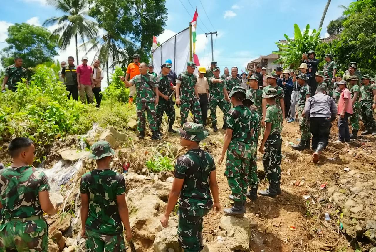 Kepala Badan Logistik (Kabalog) TNI Mayjen TNI Lin Nofrianto meninjau langsung progres dan kesiapan pembangunan jembatan gantung di Desa Sirnasari, Kecamatan Surade, Kabupaten Sukabumi, Jawa Barat, Sabtu (6/12). Jembatan gantung tersebut akan menjadi infrastruktur vital yang menghubungkan Kampung Bojong Koneng, Desa Mekar Mukti, Kecamatan Waluran, dengan Kampung Citaropong, Desa Sirnasari, Kecamatan Surade. Dengan panjang sekitar 80 meter, jembatan ini diharapkan mampu mempercepat mobilitas masyarakat serta mendukung kelancaran aktivitas sosial dan ekonomi di dua wilayah tersebut.