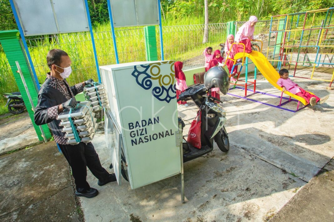 Satuan Pelayanan Pemenuhan Gizi (SPPG) Pengasih 1 mengendarai sepeda motor distribusi Makanan Bergizi Gratis (MBG) ke sekolah-sekolah, di Kulon Progo, Daerah Istimewa (DI) Yogyakarta, Senin (1/12).
