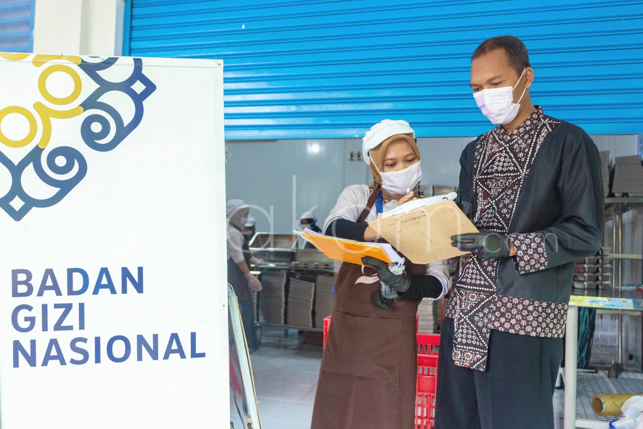 Satuan Pelayanan Pemenuhan Gizi (SPPG) Pengasih 1 mengendarai sepeda motor distribusi Makanan Bergizi Gratis (MBG) ke sekolah-sekolah, di Kulon Progo, Daerah Istimewa (DI) Yogyakarta, Senin (1/12).