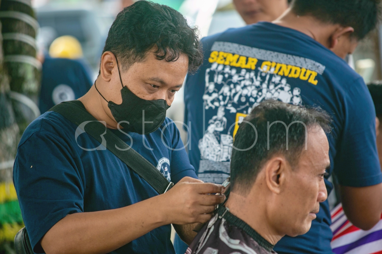 Seniman Rambut Gunungkidul laksanakan bakti sosial cukur massal dalam rangka penggalangan dana masyarakat terdampak banjir dan tanah longsor di Sumatera. Belasan juru potong rambut membuka lapak di depan alun-alun Pemda Gunungkidul minggu pagi (7/12).