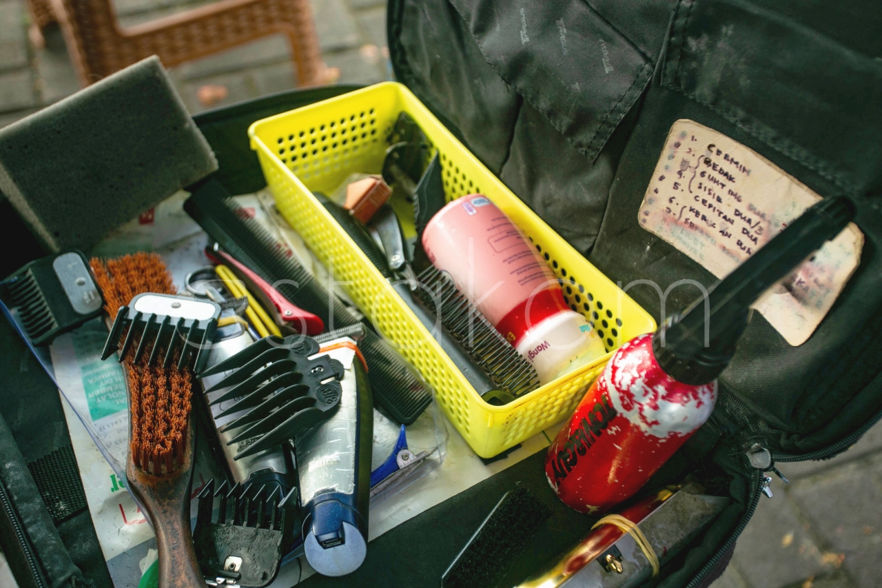 Seniman Rambut Gunungkidul laksanakan bakti sosial cukur massal dalam rangka penggalangan dana masyarakat terdampak banjir dan tanah longsor di Sumatera. Belasan juru potong rambut membuka lapak di depan alun-alun Pemda Gunungkidul minggu pagi (7/12).