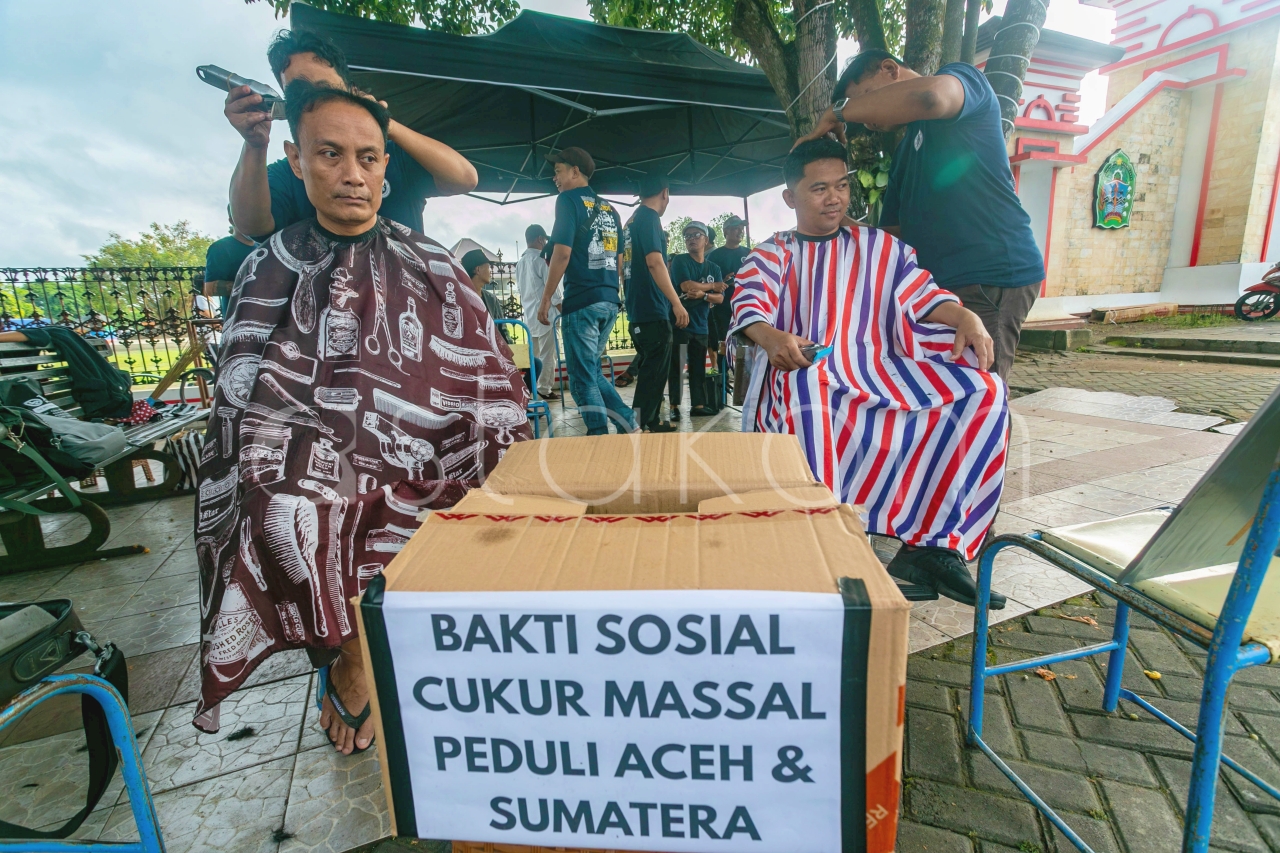 Seniman Rambut Gunungkidul laksanakan bakti sosial cukur massal dalam rangka penggalangan dana masyarakat terdampak banjir dan tanah longsor di Sumatera, di depan alun-alun Pemda Gunungkidul, Yogyakarta, Minggu (7/12).