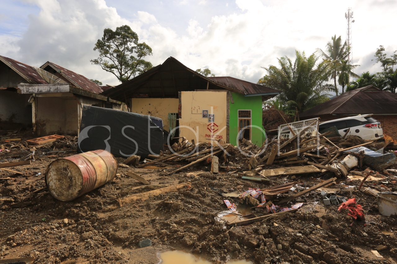 Kondisi Kecamatan Palembayan pasca banjir bandang, di Kabupaten Agam, Sumatera Barat, Selasa (9/12).
