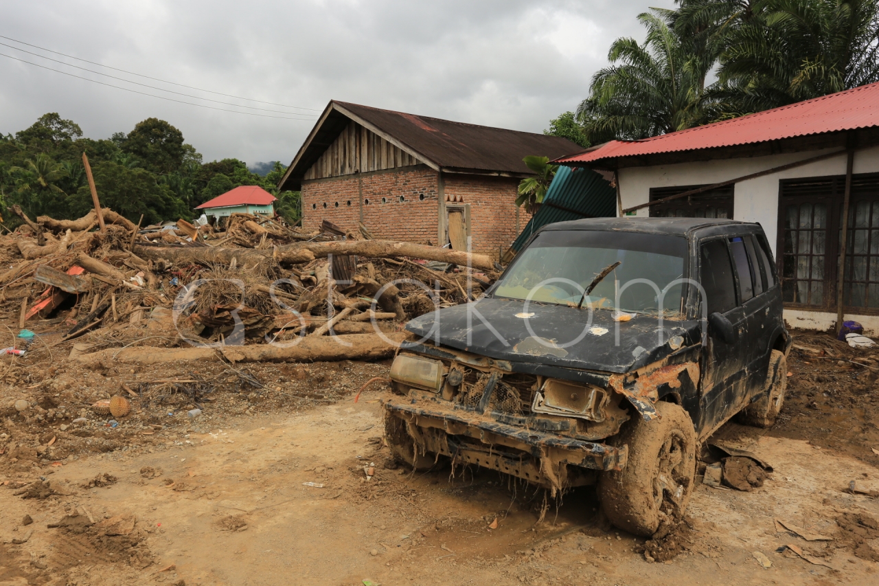 Kondisi Kecamatan Palembayan pasca banjir bandang, di Kabupaten Agam, Sumatera Barat, Selasa (9/12).