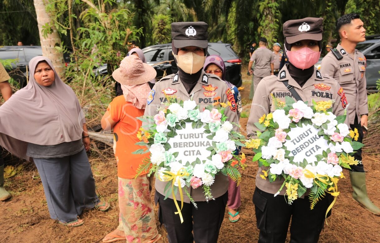 Aparat Gabungan TNI-Polri melakukan pemakaman massal korban banjir bandang, di Tempat Pemakaman Umum (TPU) Sungai Jariang, Kecamatan Lubuk Basung, Agam, Sumatera Barat, Kamis (11/12).