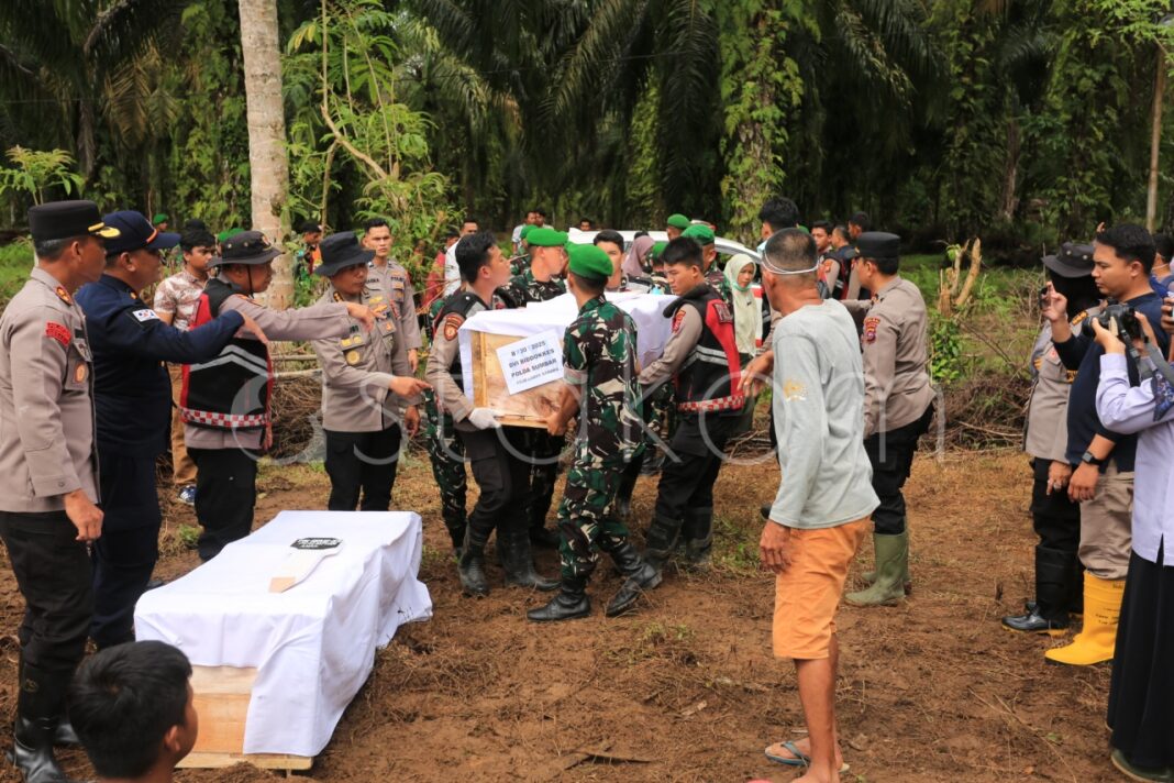 Aparat Gabungan TNI-Polri melakukan pemakaman massal korban banjir bandang, di Tempat Pemakaman Umum (TPU) Sungai Jariang, Kecamatan Lubuk Basung, Agam, Sumatera Barat, Kamis (11/12).