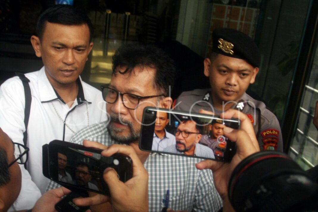 Terdakwa kasus dugaan suap vonis bebas Gregorius Ronald Tannur, Zarof Ricar menjawab pertanyaan wartawan usai menjalani pemeriksaan, di Gedung Merah Putih KPK, Jakarta, Senin (15/12).