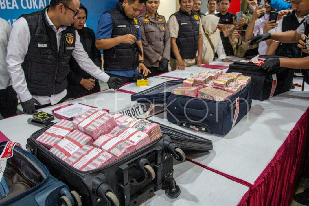 ea dan Cukai bersama jajaran Kepolisian memberikan keterangan pers tentang hasil Pengawasan Kegiatan Usaha Penukaran Valuta Asing (KUPVA), di Polda Kepulauan Riau, Batam, Kepulauan Riau, Senin (15/12).