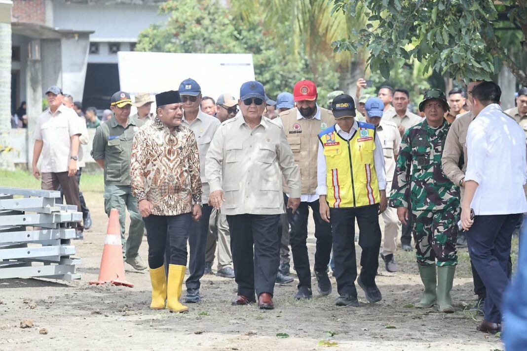 Presiden Prabowo Subianto meninjau pembangunan Jembatan Bailey Teupin Mane pasca Banjir, di Kabupaten Bireuen, Provinsi Aceh, Minggu (7/12).