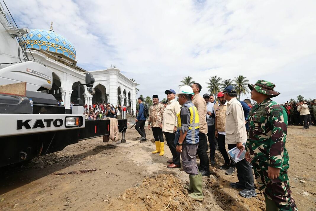 Presiden Prabowo Subianto meninjau pembangunan Jembatan Bailey Teupin Mane pasca Banjir, di Kabupaten Bireuen, Provinsi Aceh, Minggu (7/12).