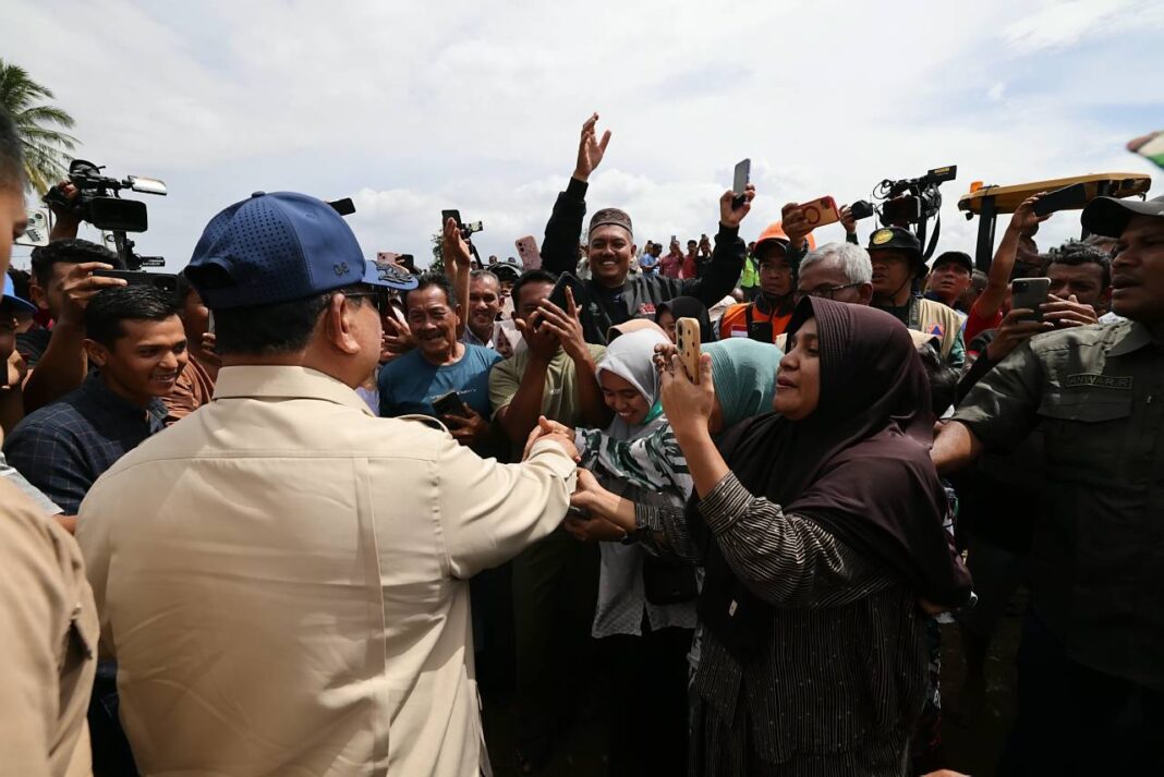 Presiden Prabowo Subianto meninjau pembangunan Jembatan Bailey Teupin Mane pasca Banjir, di Kabupaten Bireuen, Provinsi Aceh, Minggu (7/12).