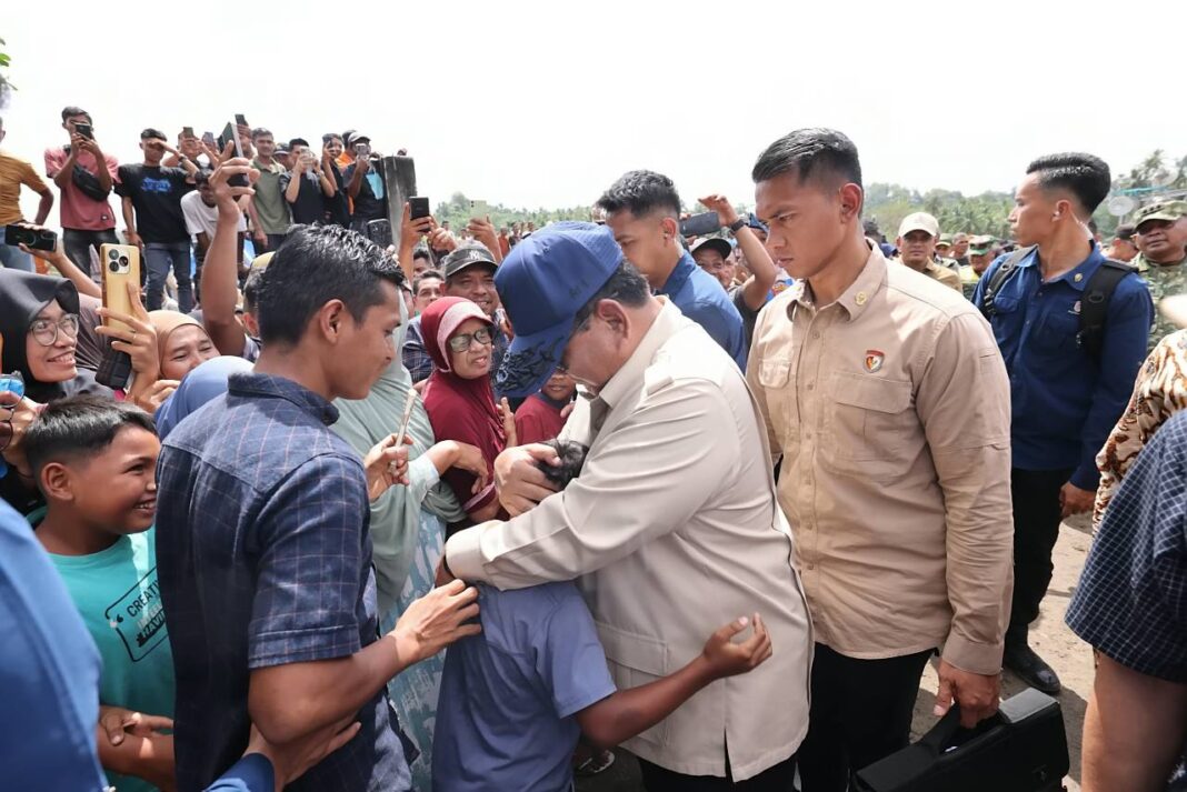 Presiden Prabowo Subianto meninjau pembangunan Jembatan Bailey Teupin Mane pasca Banjir, di Kabupaten Bireuen, Provinsi Aceh, Minggu (7/12).