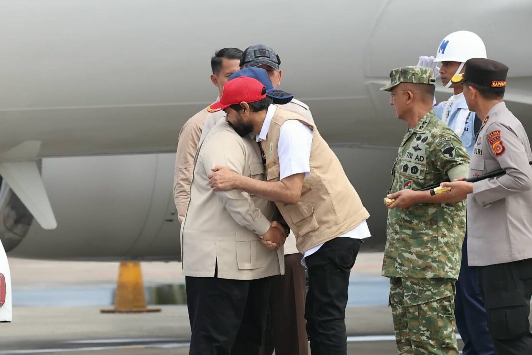 Presiden Prabowo Subianto tiba di Bandara Internasional Sultan Iskandar Muda, Aceh Besar, Aceh, Minggu (7/12).