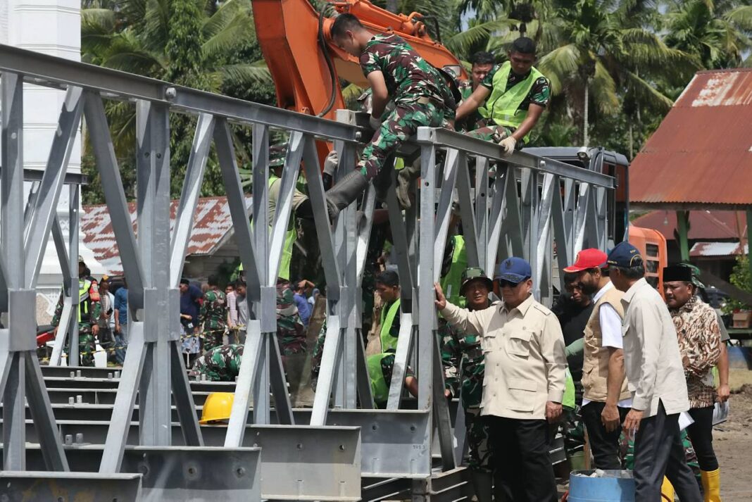 Presiden Prabowo Subianto meninjau pembangunan Jembatan Bailey Teupin Mane pasca Banjir, di Kabupaten Bireuen, Provinsi Aceh, Minggu (7/12).