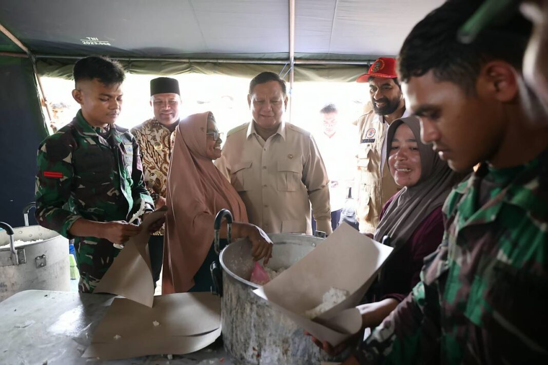 Presiden Prabowo Subianto meninjau pembangunan Jembatan Bailey Teupin Mane pasca Banjir, di Kabupaten Bireuen, Provinsi Aceh, Minggu (7/12).