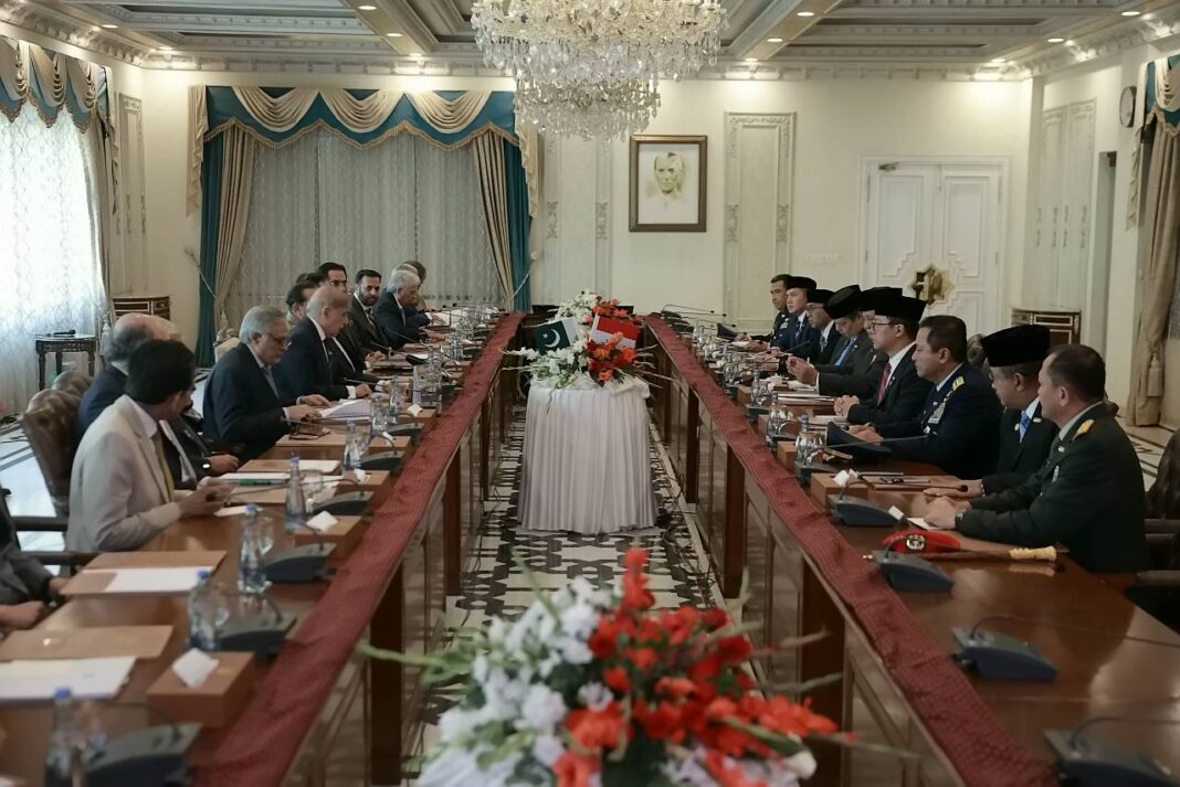 Presiden Prabowo Subianto melakukan pertemuan dengan Perdana Menteri (PM) Muhammad Shehbaz Sharif, di PM House, Islamabad, Pakistan, Selasa (9/12).