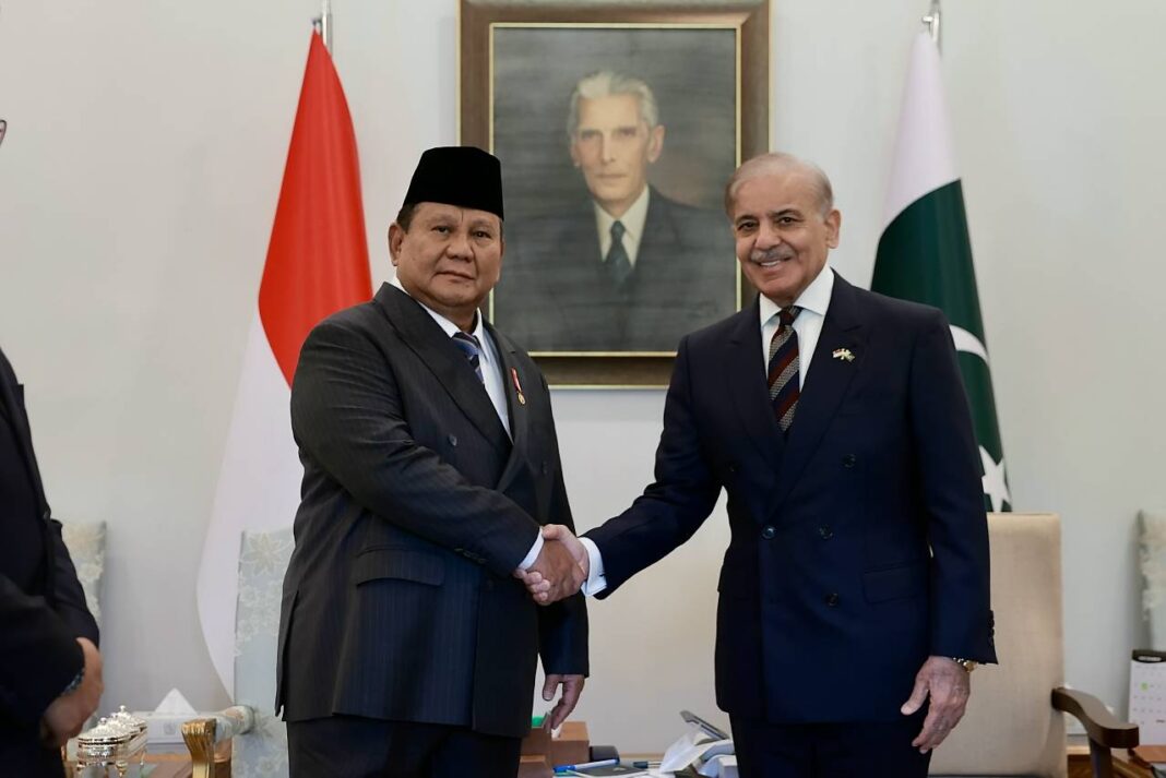 Presiden Prabowo Subianto melakukan pertemuan dengan Perdana Menteri (PM) Muhammad Shehbaz Sharif, di PM House, Islamabad, Pakistan, Selasa (9/12).
