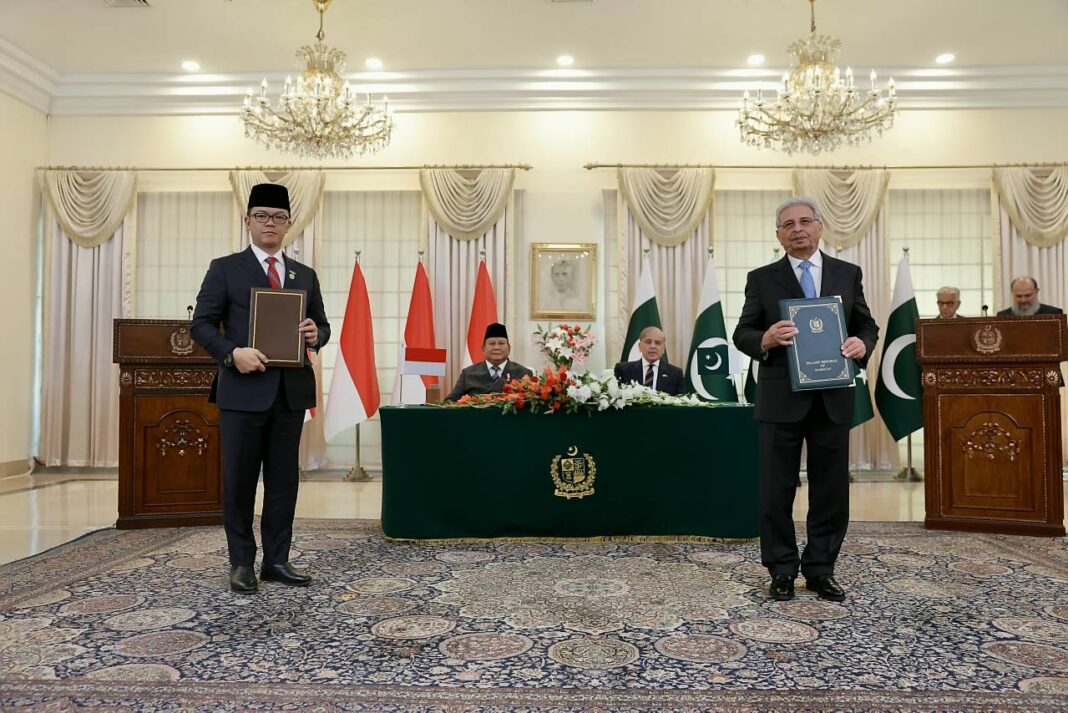 Presiden Prabowo Subianto melakukan pertemuan dengan Perdana Menteri (PM) Muhammad Shehbaz Sharif, di PM House, Islamabad, Pakistan, Selasa (9/12).