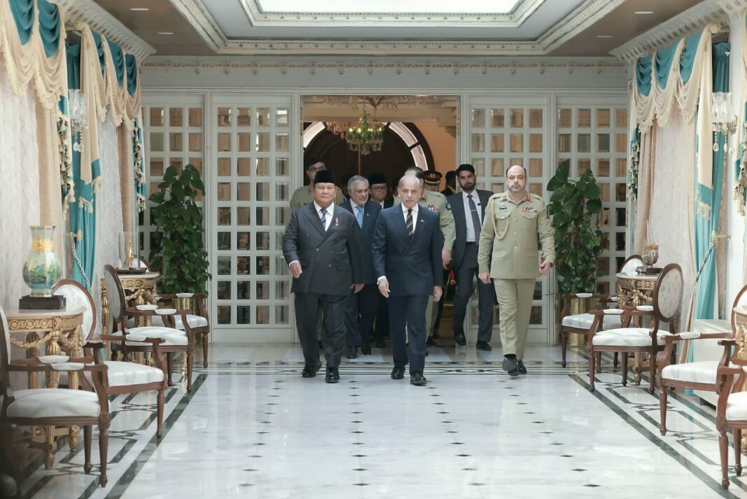 Presiden Prabowo Subianto melakukan pertemuan dengan Perdana Menteri (PM) Muhammad Shehbaz Sharif, di PM House, Islamabad, Pakistan, Selasa (9/12).