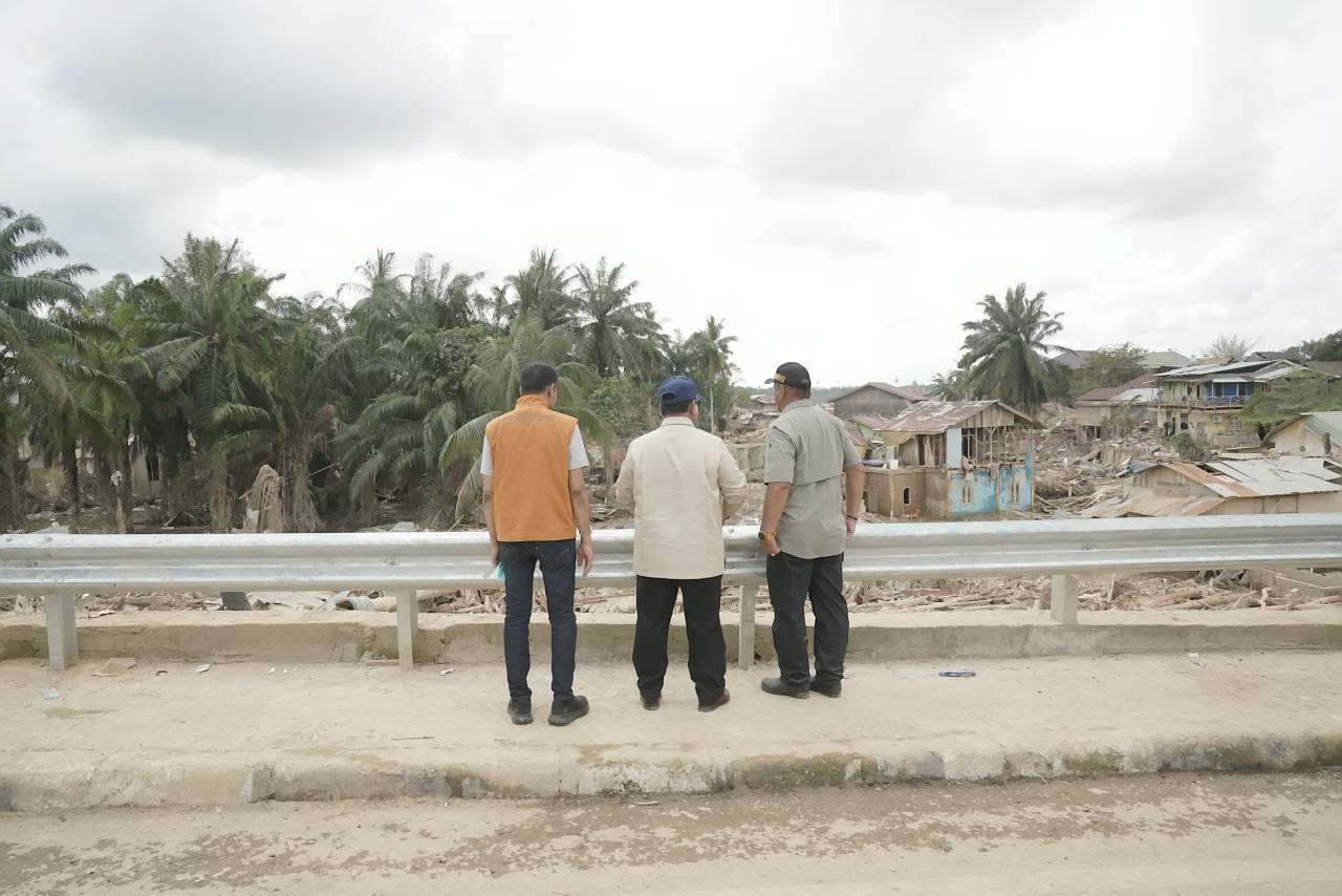 Presiden Prabowo Subianto mengunjungi posko pengungsian, di Kuala Simpang, Aceh Tamiang, Aceh, Jumat (12/12).