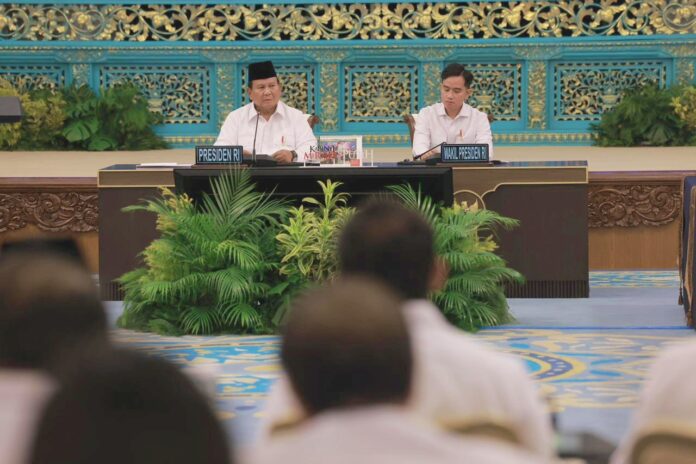 Presiden Prabowo Subianto memimpin Sidang Kabinet Paripurna bersama Menteri Kabinet Merah Putih, di Istana Merdeka, Jakarta, Senin (15/12).