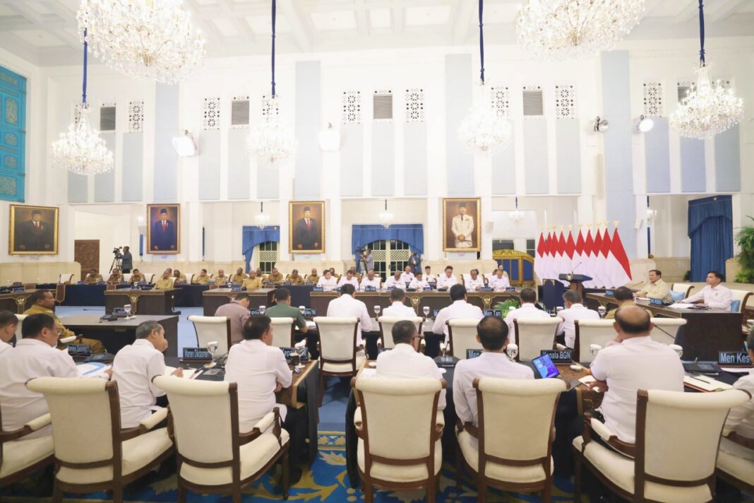 Presiden Prabowo Subianto memberikan pengarahan kepada Komite Eksekutif Percepatan Pembangunan Otonomi Khusus (Otsus) Papua, kepala daerah terdiri dari bupati/walikota dan gubernur se-Papua beserta sejumlah Menteri Kabinet Merah Putih terkait, di Istana Merdeka, Jakarta, Selasa (16/12).