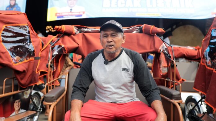 Al Maskur, seorang tukang becak dari Sokaraja Barat, Kabupaten Banyumas,