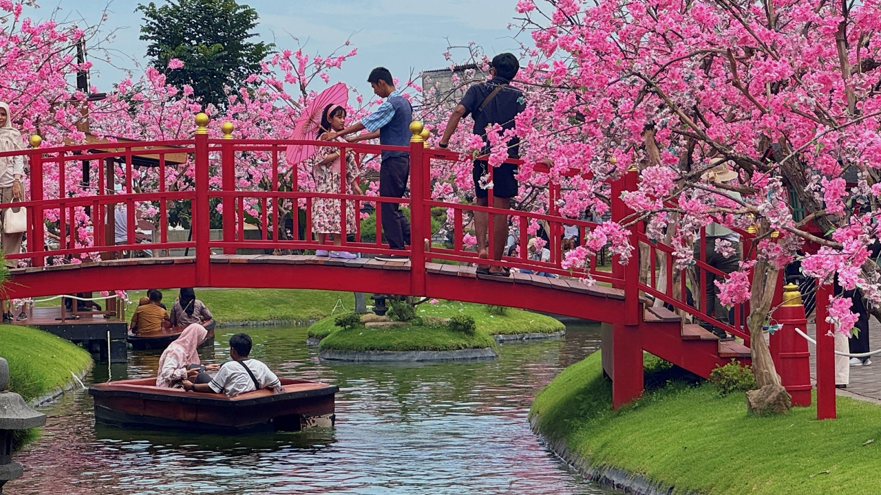 Pengunjung memadati kawasan wisata puncak di Pasuruan Jawa Timur.