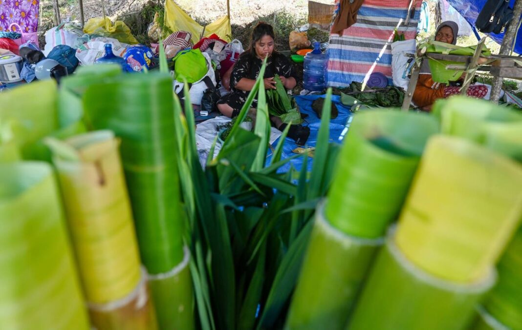 Bahan makanan tradisional menjelang perayaan Natal 2025 dan Tahun Baru 2026 di Palu, Sulawesi Tengah.