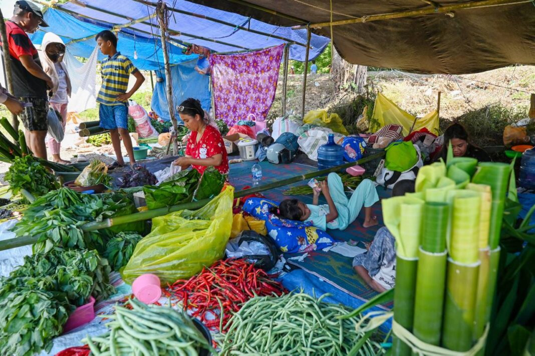 Bahan makanan tradisional menjelang perayaan Natal 2025 dan Tahun Baru 2026 di Palu, Sulawesi Tengah.