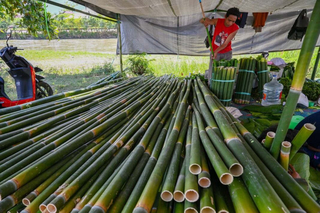 Bahan makanan tradisional menjelang perayaan Natal 2025 dan Tahun Baru 2026 di Palu, Sulawesi Tengah.