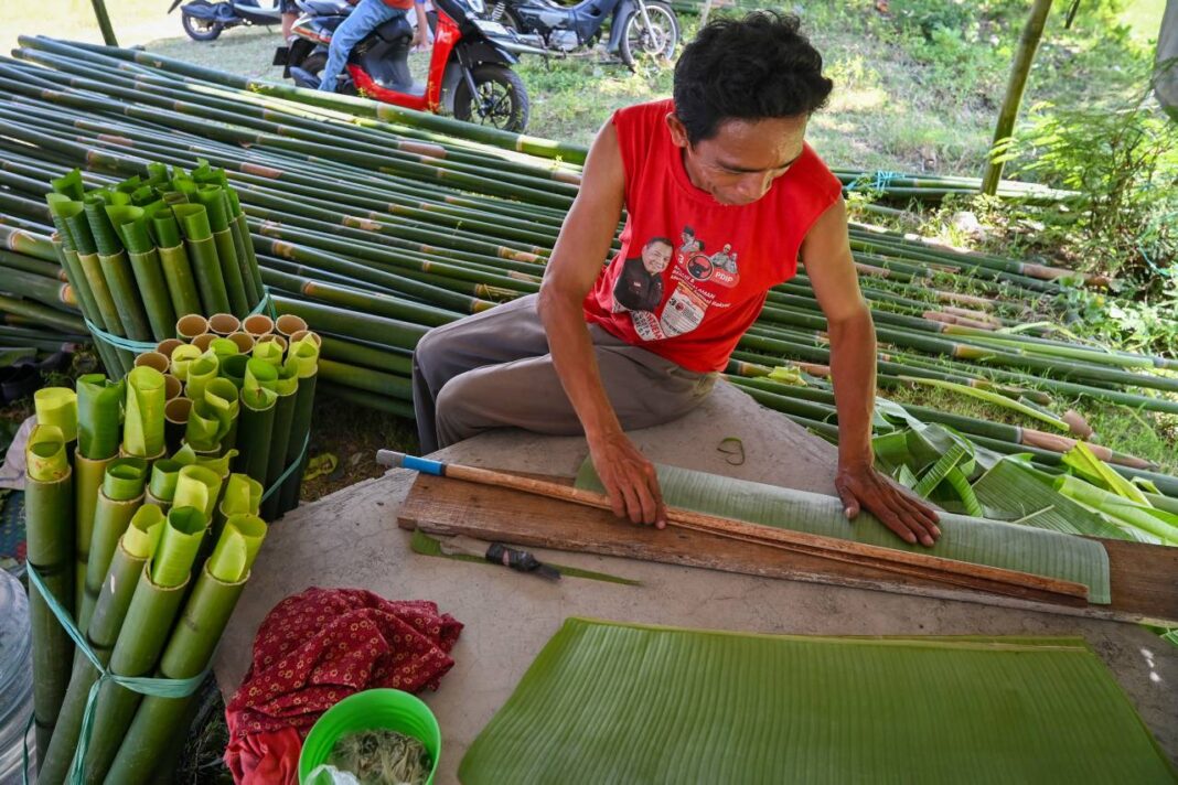Bahan makanan tradisional menjelang perayaan Natal 2025 dan Tahun Baru 2026 di Palu, Sulawesi Tengah.
