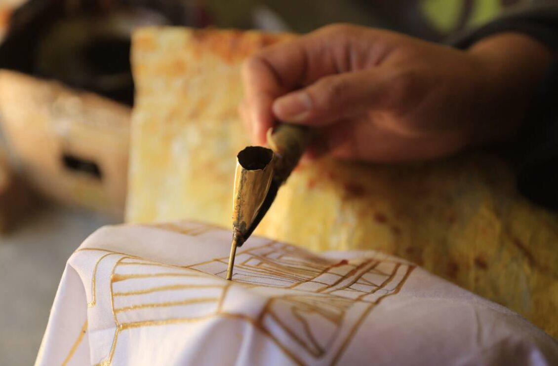 Remaja yang tergabung dalam kelompok usaha Shanumesty menyelesaikan motif batik Semarak Alek Nagari dan Rumah Gadang menggunakan malam batik dari pati sawit.