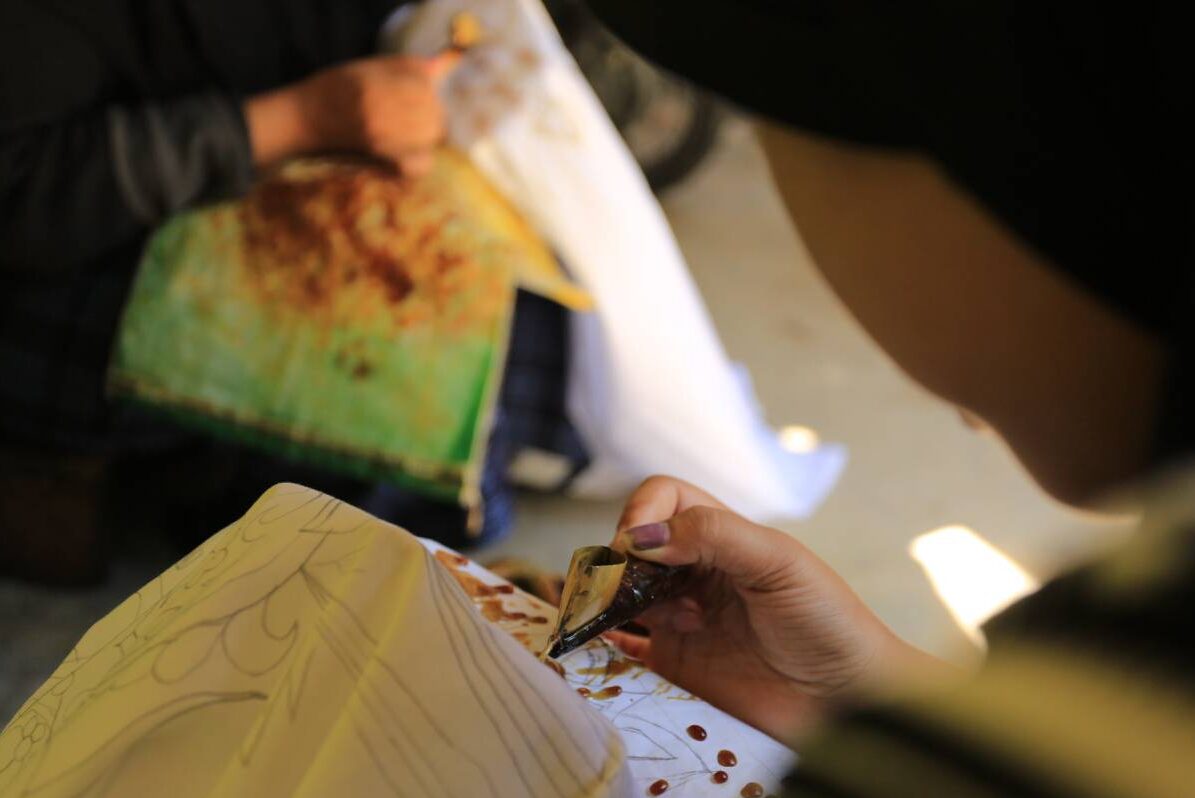 Remaja yang tergabung dalam kelompok usaha Shanumesty menyelesaikan motif batik Semarak Alek Nagari dan Rumah Gadang menggunakan malam batik dari pati sawit.