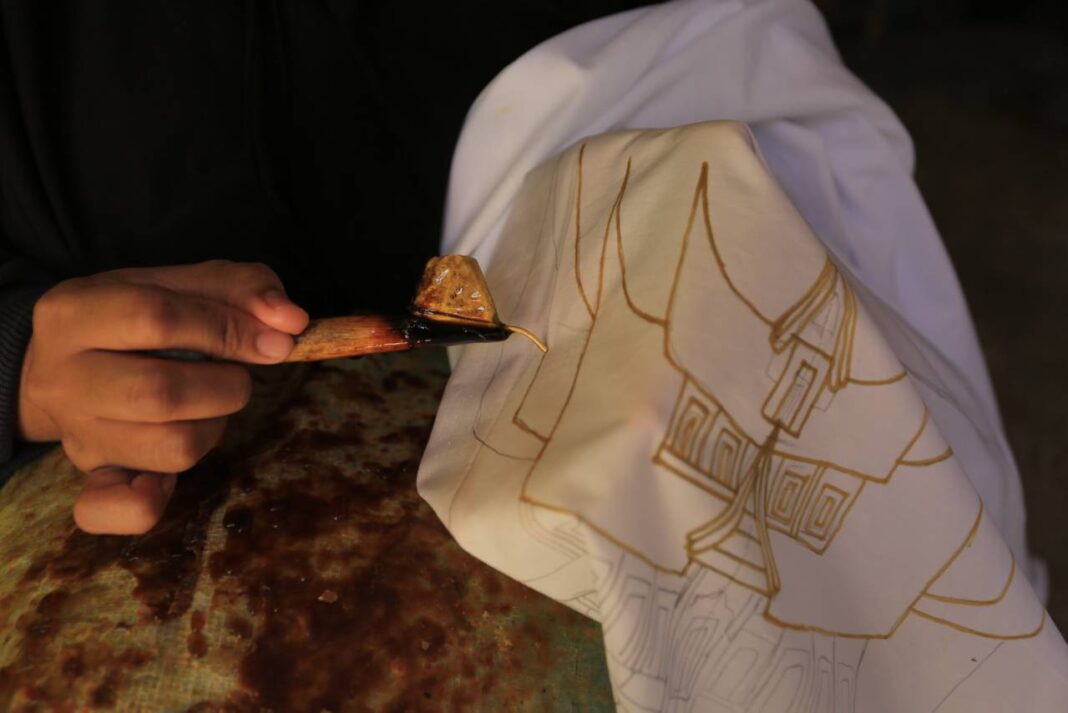 Remaja yang tergabung dalam kelompok usaha Shanumesty menyelesaikan motif batik Semarak Alek Nagari dan Rumah Gadang menggunakan malam batik dari pati sawit.