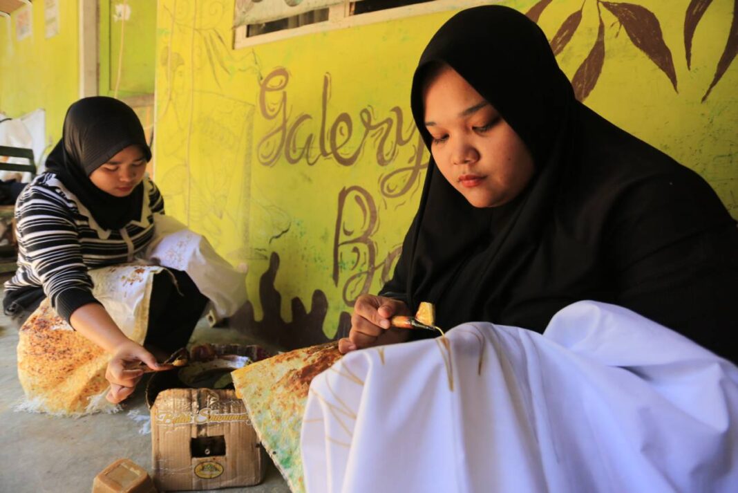 Remaja yang tergabung dalam kelompok usaha Shanumesty menyelesaikan motif batik Semarak Alek Nagari dan Rumah Gadang menggunakan malam batik dari pati sawit.