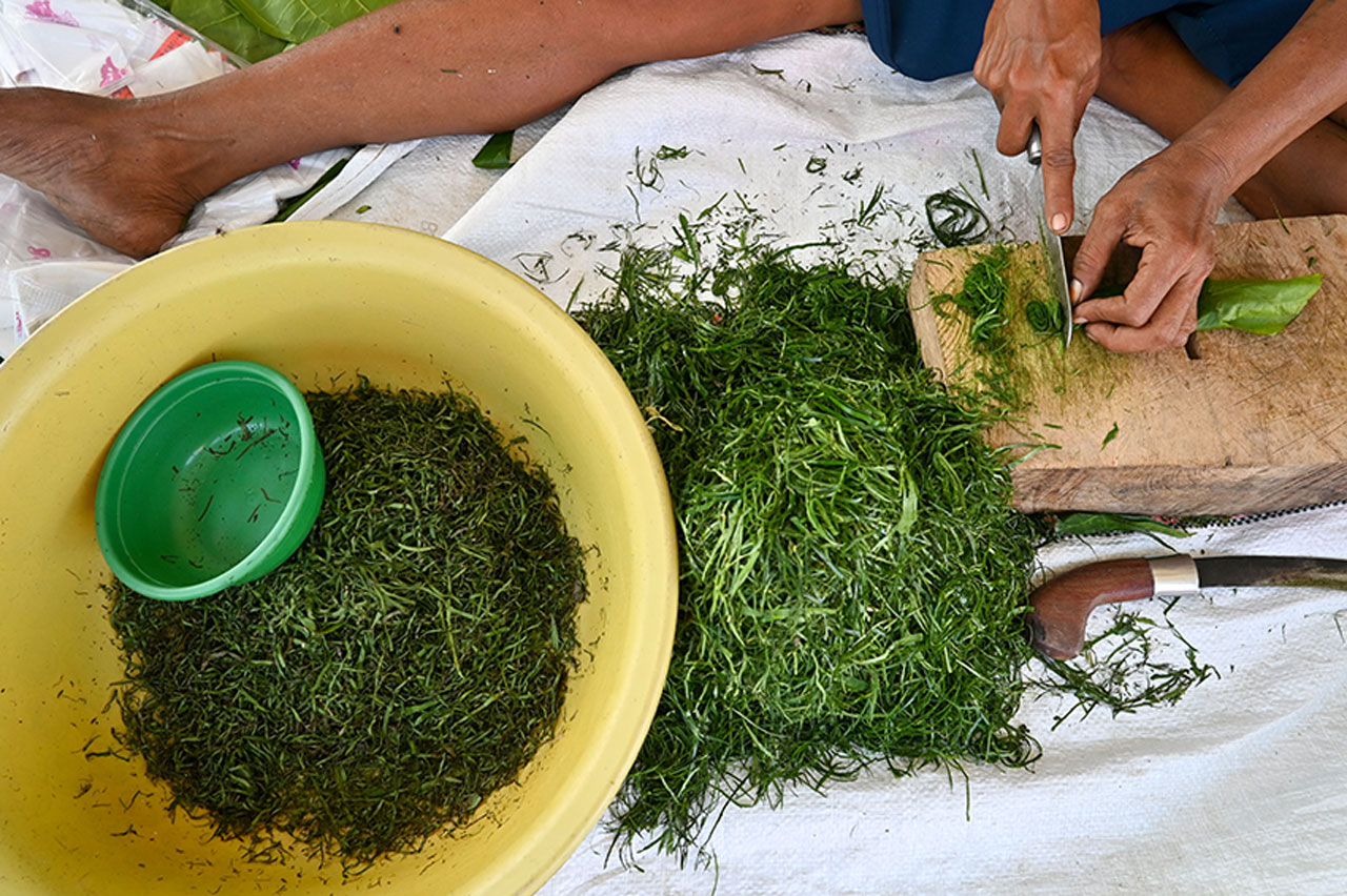 Bahan makanan tradisional menjelang perayaan Natal 2025 dan Tahun Baru 2026 di Palu, Sulawesi Tengah.