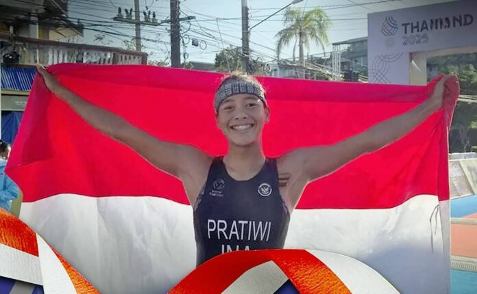Putri martina ayu meraih medali emas nomor womens individual triathlon