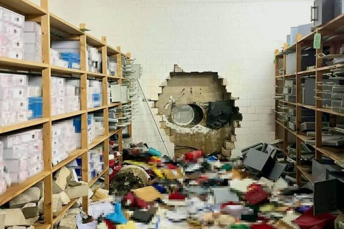 Perampokan membobol ruang brankas sebuah bank tabungan Sparkasse di Gelsenkirchen, negara bagian Rhine Utara-Westphalia, Jerman