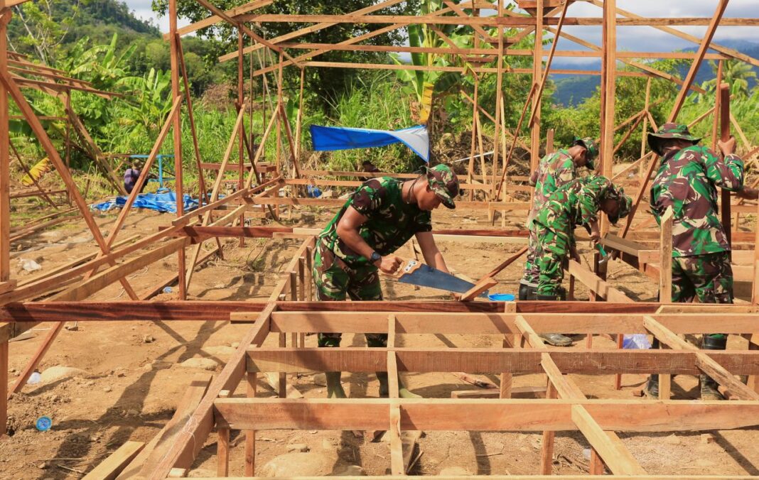 Prajurit TNI AD membangun huntara di Batu Busuk Padang akibat banjir bandang.