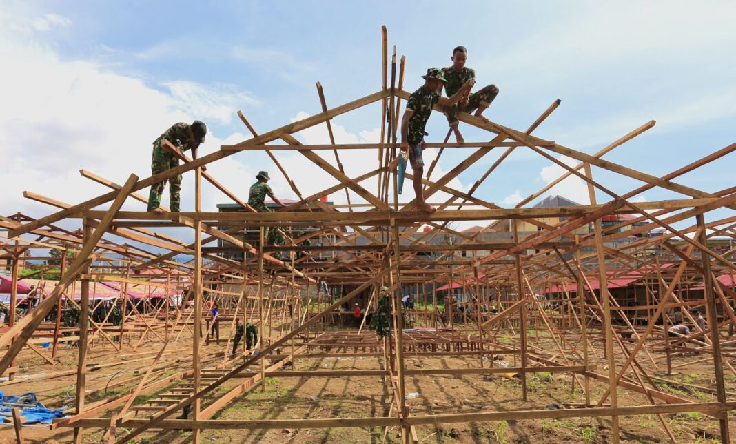 Prajurit TNI AD membangun huntara di Batu Busuk Padang akibat banjir bandang.