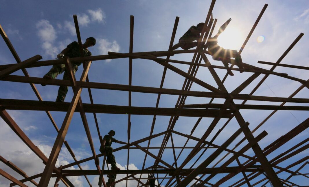 Prajurit TNI AD membangun huntara di Batu Busuk Padang akibat banjir bandang.