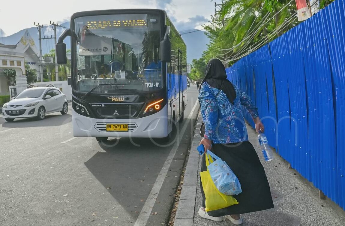 Warga saat menggunakan layanan bus TransPalu di koridor tiga.