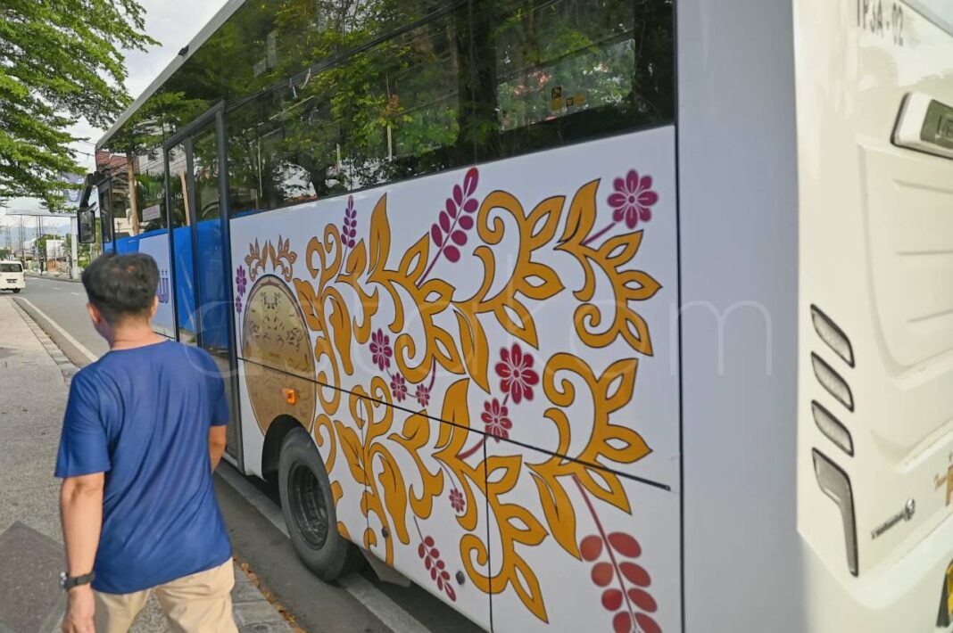 Warga saat menggunakan layanan bus TransPalu di koridor tiga.