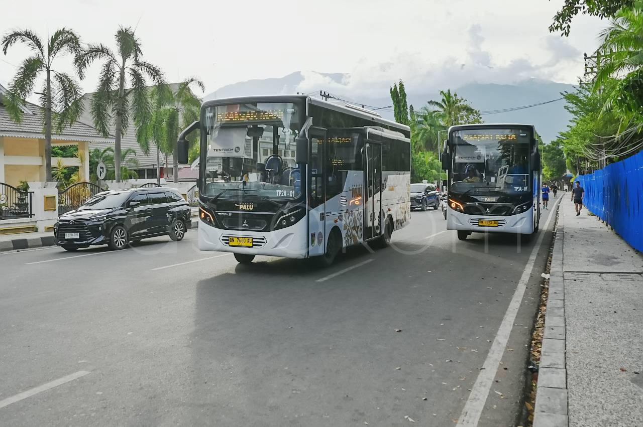 Warga saat menggunakan layanan bus TransPalu di koridor tiga.